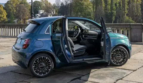 菲亚特500混动版官图发布 经典设计融合48V轻混